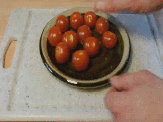 Perfectly cut cherry tomatoes all at once